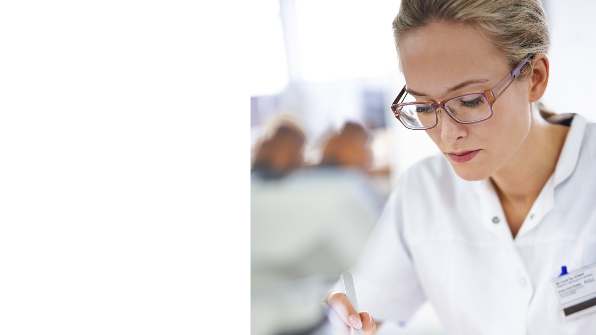 A pathologist analyzing breast cancer tissue slides using an HER2 AI algorithm for accurate diagnosis and treatment planning.